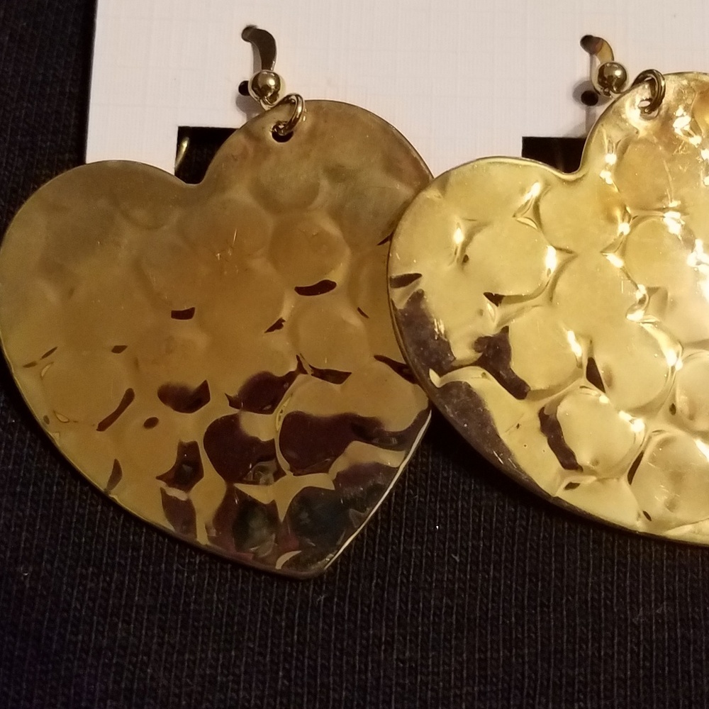 Gold color heart dangle earrings - Picture 2 of 3